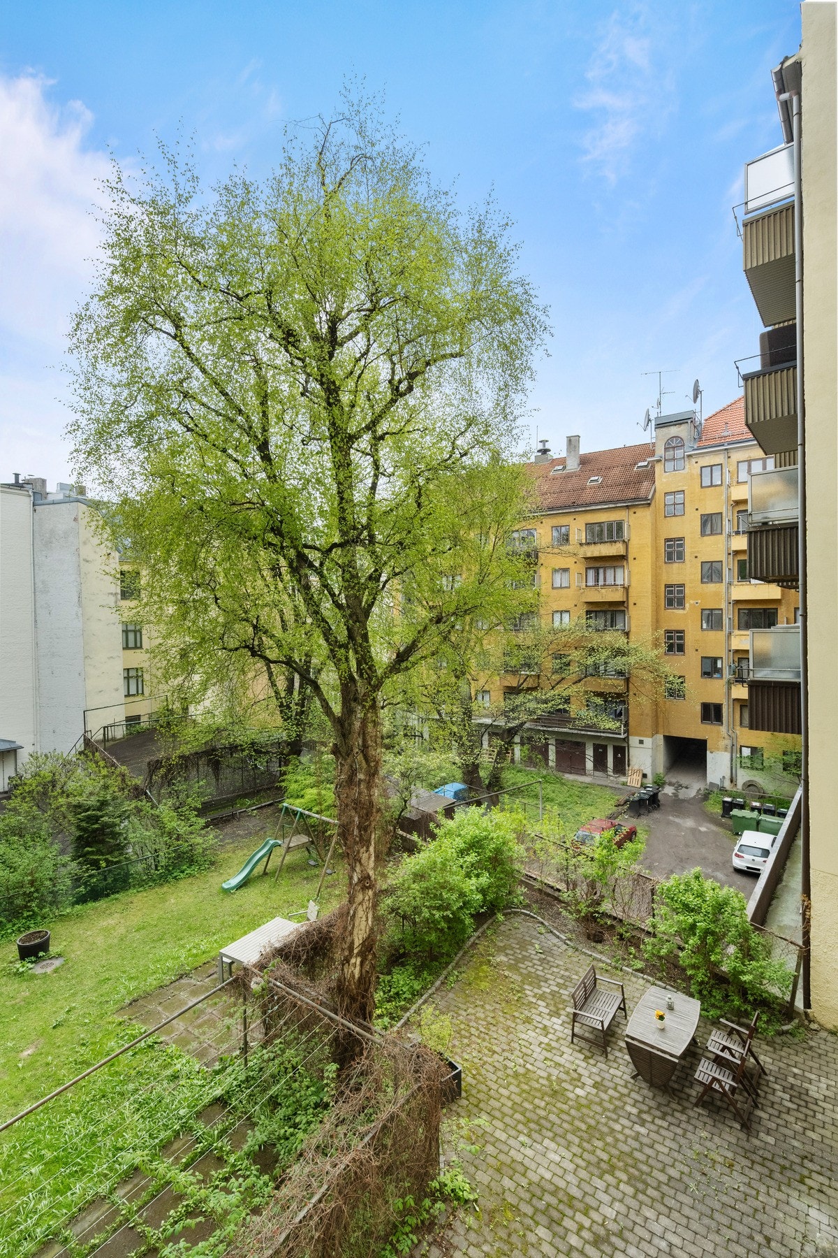 Balkongen har utsyn over bakgården Galleribilde