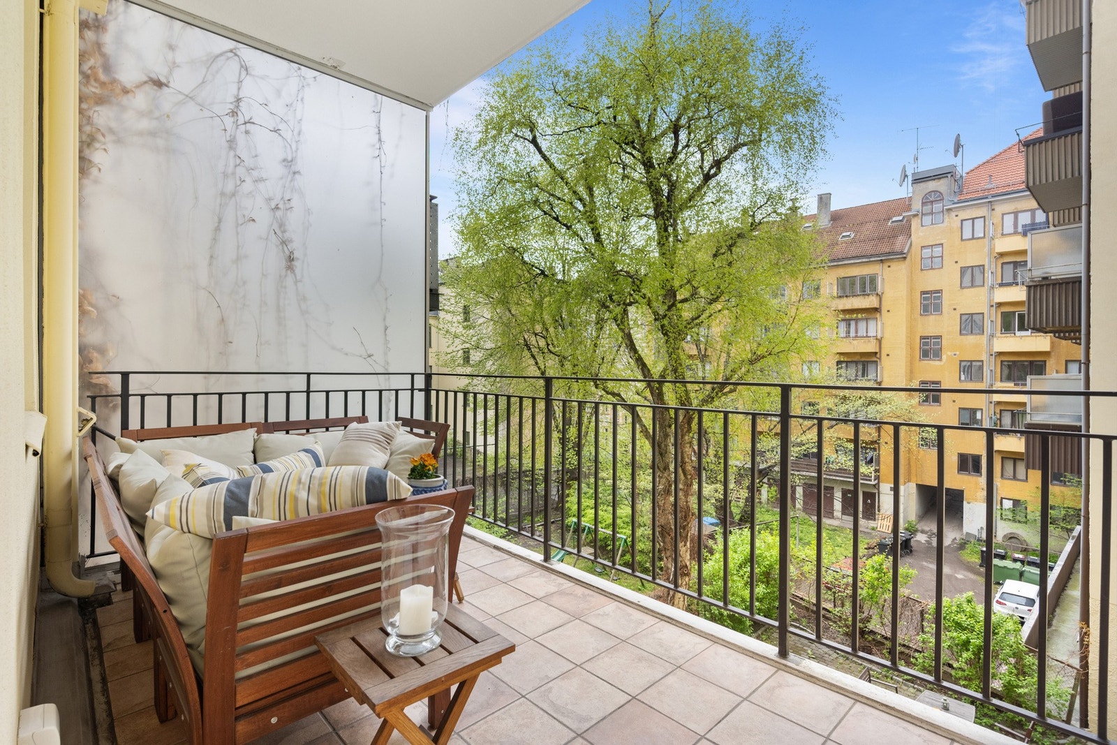 Romslig balkong vendt mot rolig bakgård Galleribilde