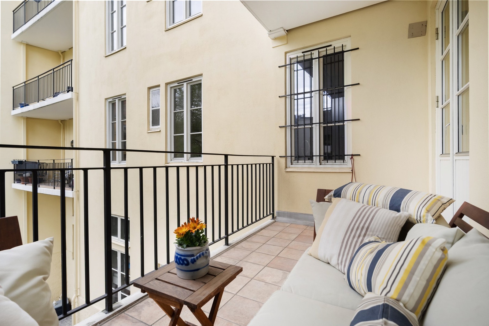 Balkongen vender inn mot stille gårdsrom Galleribilde