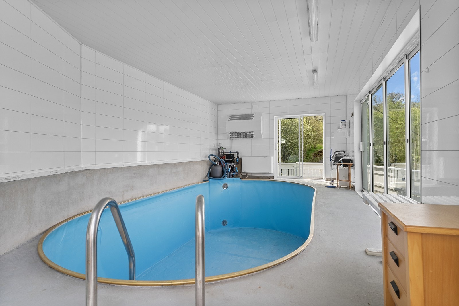 Eget basseng med teknisk utstyr plassert langs vegg Galleribilde