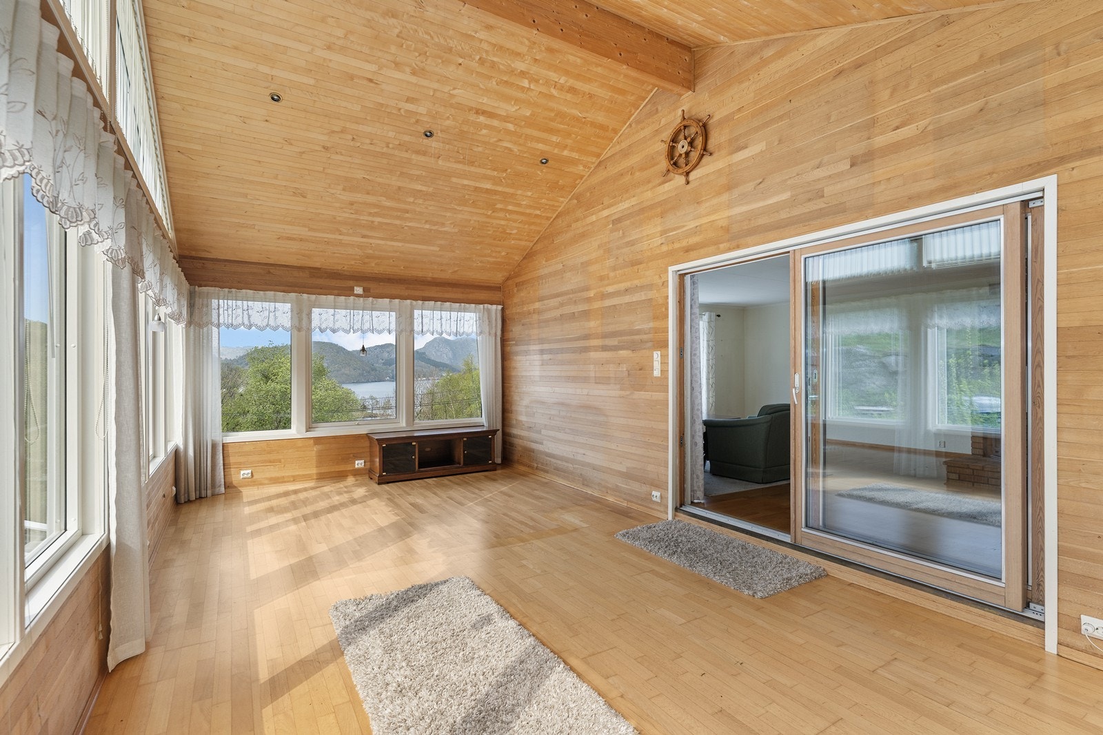 Mange vinduer hvor du kan nyte utsikt og rikelig med sol-innslipp Galleribilde