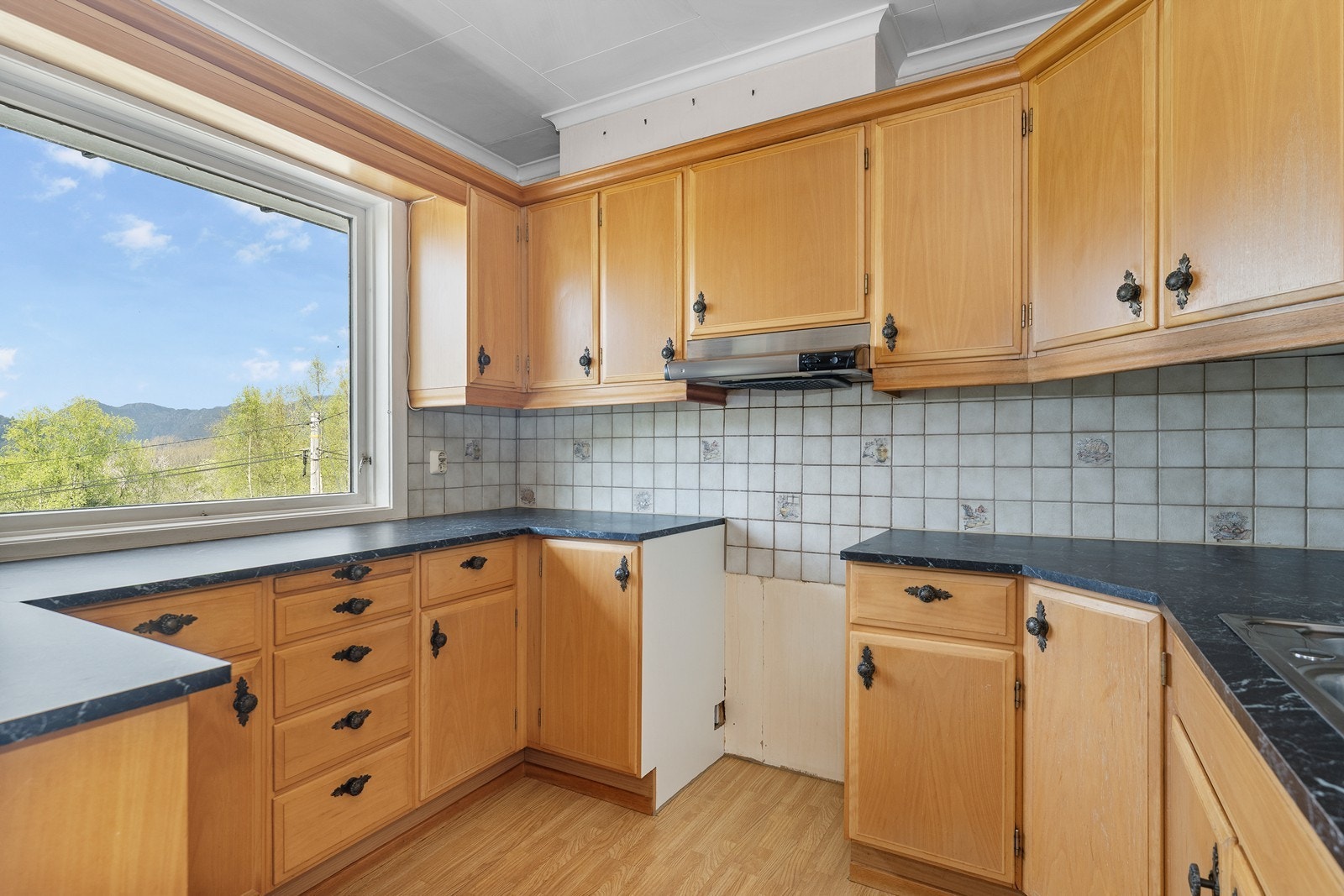 Rikelig med sollys fra stort vindu Galleribilde