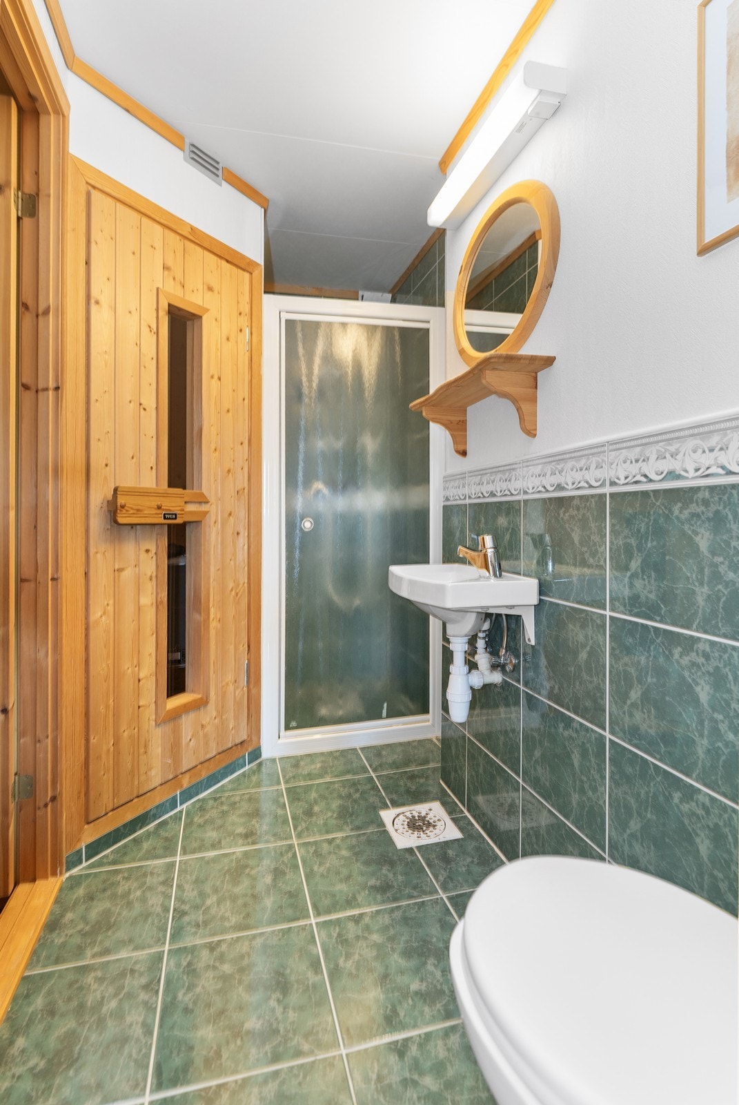 Bad i kjeller med dusj og sauna, samt elektrisk gulvvarme Galleribilde