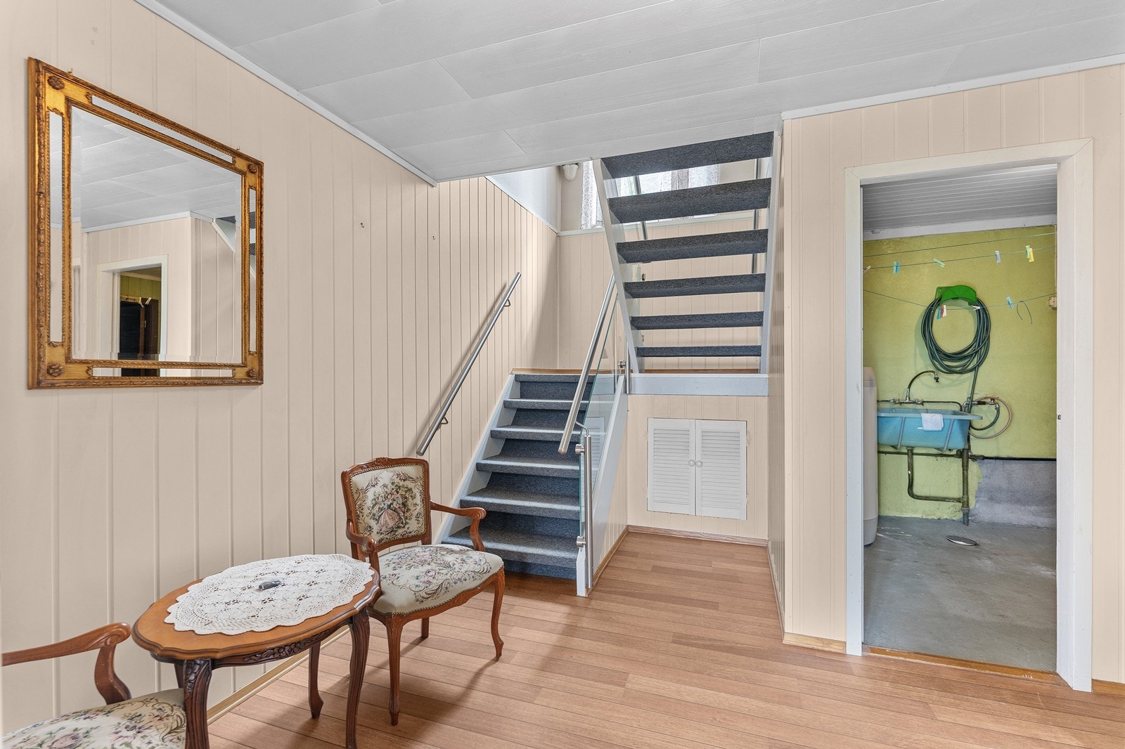 Hall i kjeller med vaskerom på høyreside og trapp opp til 1.etg Galleribilde