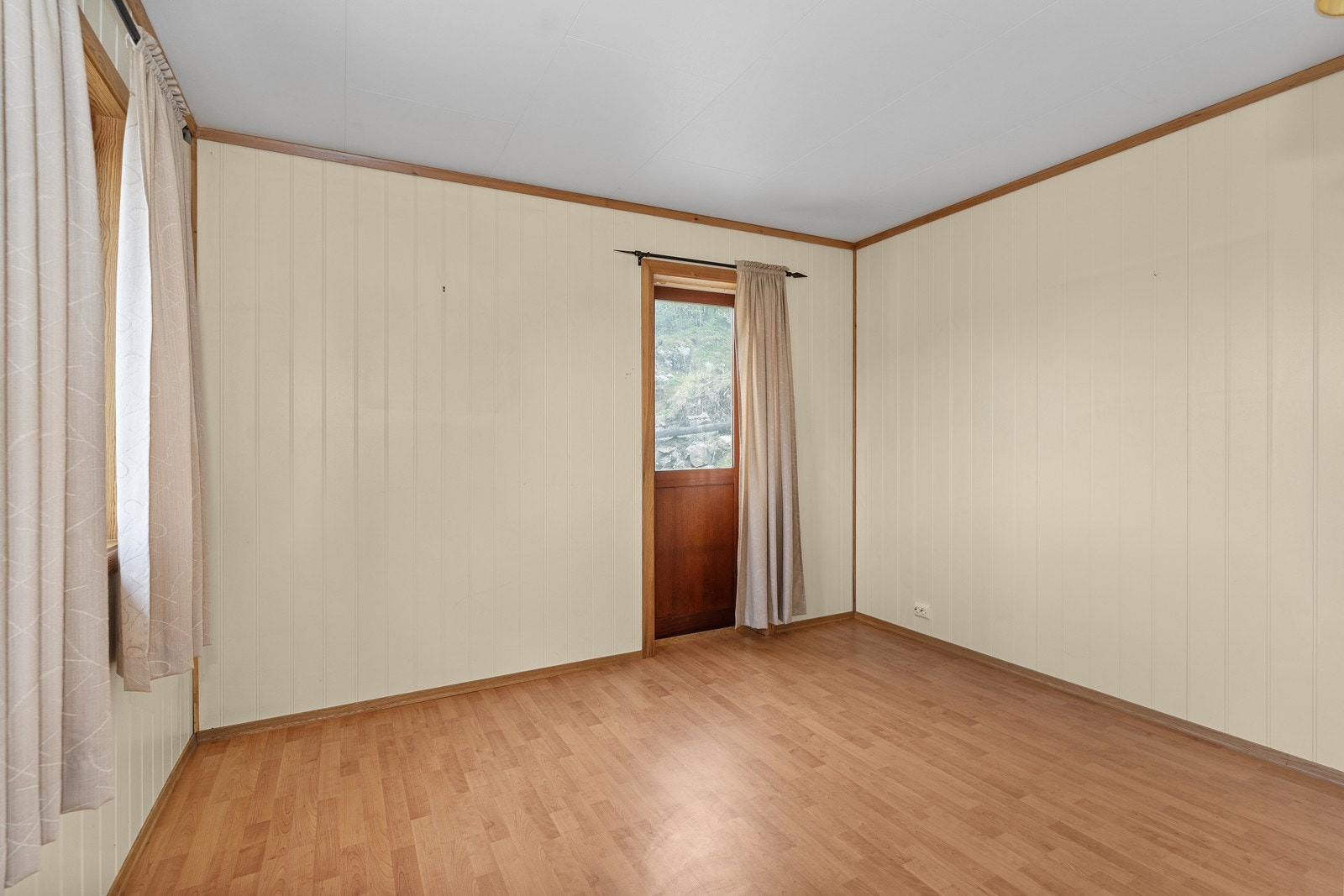 Soverom 1 med utgang til hage Galleribilde