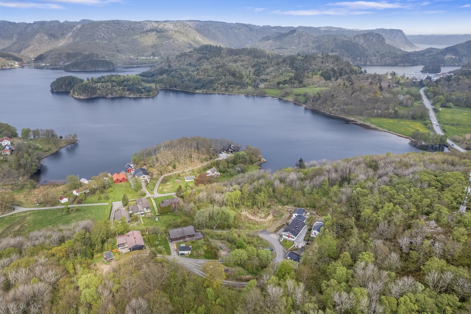 Fra boligen er det kort vei ned til Bilandsbukta med tilhørende båtplass Galleribilde