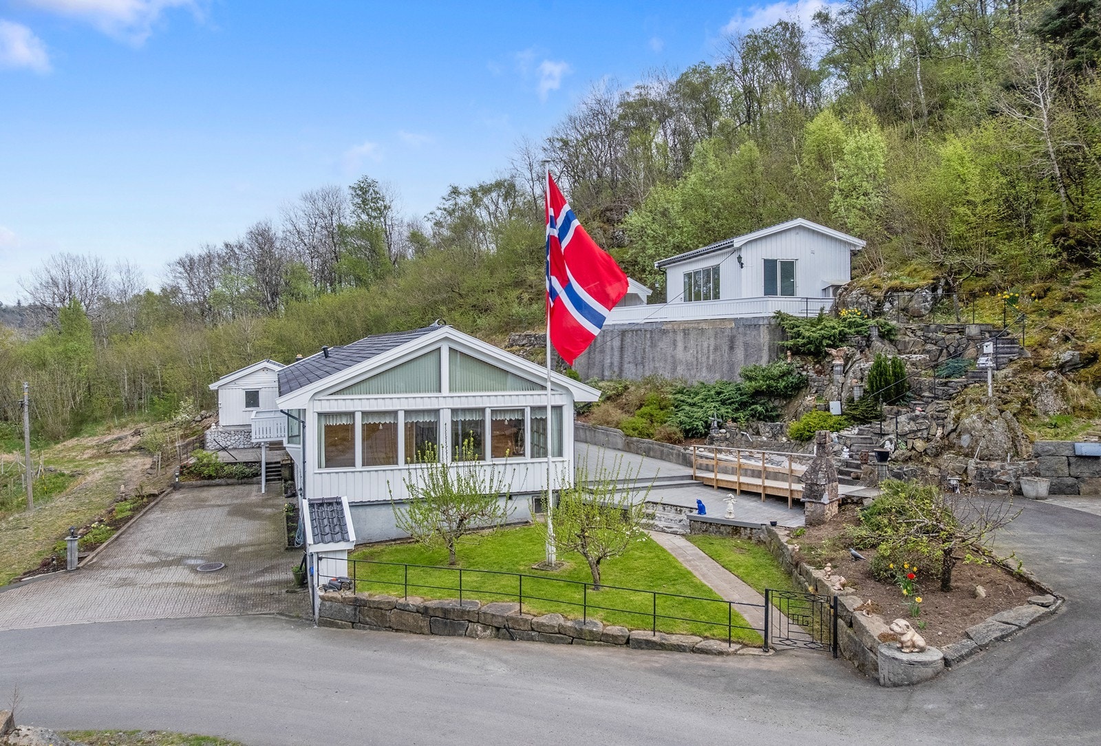 Velkommen til Bilandsveien 6 - En svært innholdsrik eiendom på en flott opparbeidet tomt! Galleribilde