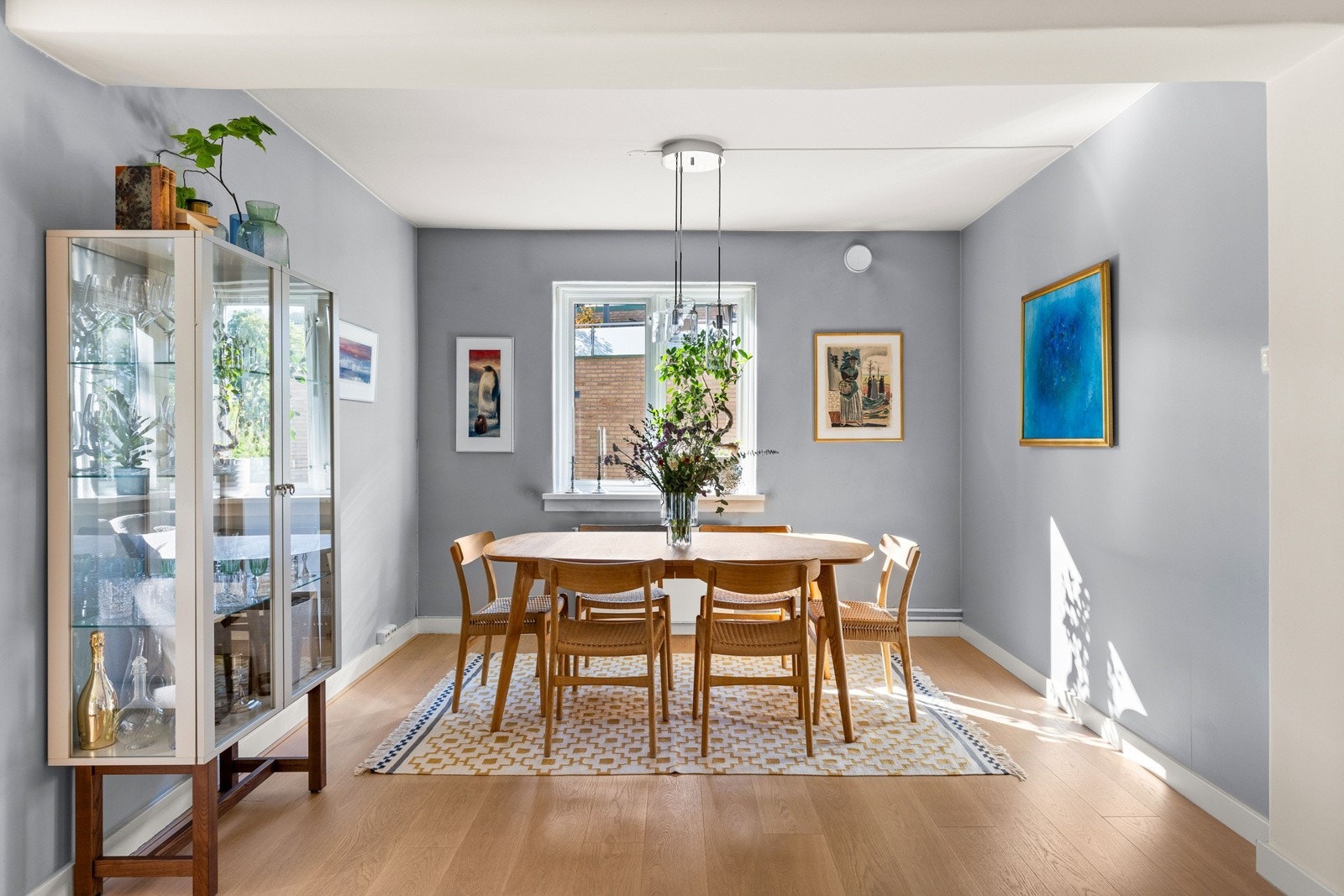 Stuen har en koselig peis og rikelig plass til sofagruppe og et stort spisebord, noe som gjør dette til et perfekt oppholdsrom for både hverdag og selskapeligheter. Galleribilde