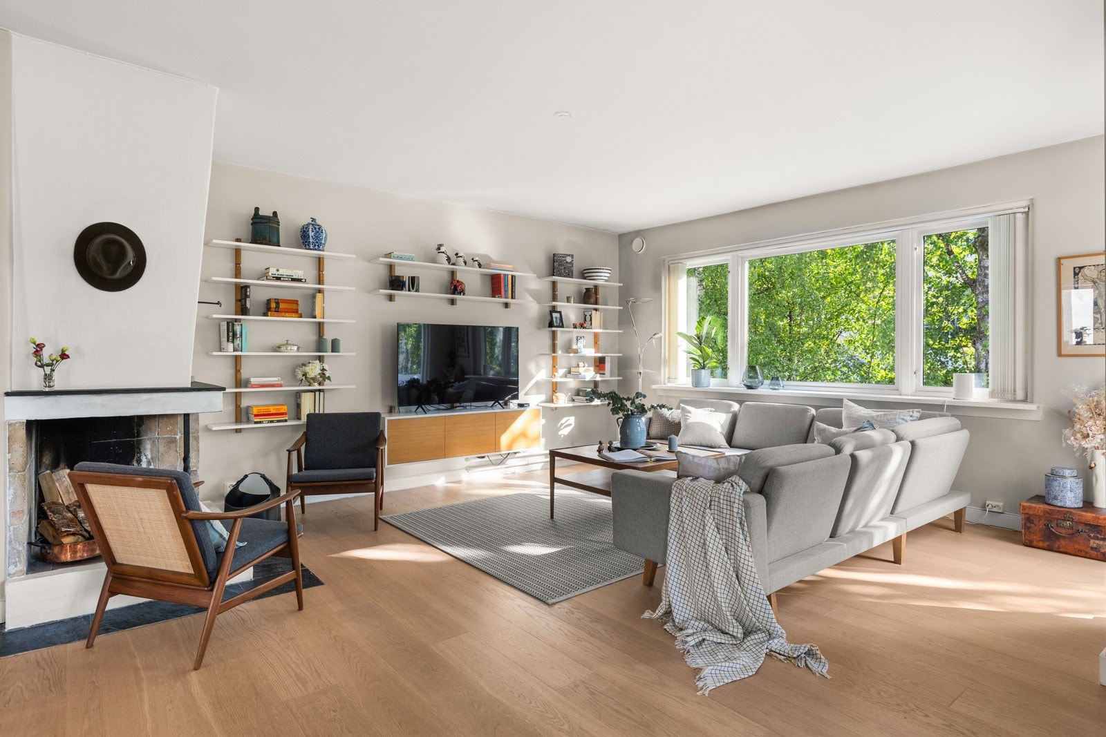 Lys og trivelig stue med god plass til både sofagruppe og spisebord. Vinduer fra 2 vinkler. Peis gir ekstra varme og atmosfære Galleribilde