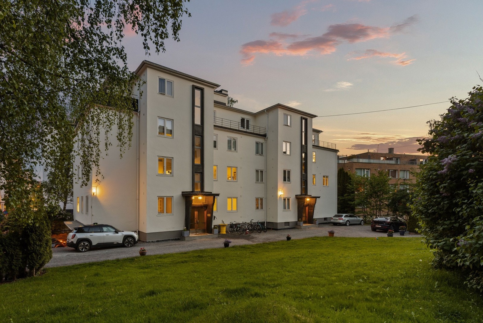 Funkisgård over 4 etasjer pluss kjeller oppført i 1947 - Leiligheten ligger i et attraktivt område i en stille blindvei på Madserud/Frogner Galleribilde
