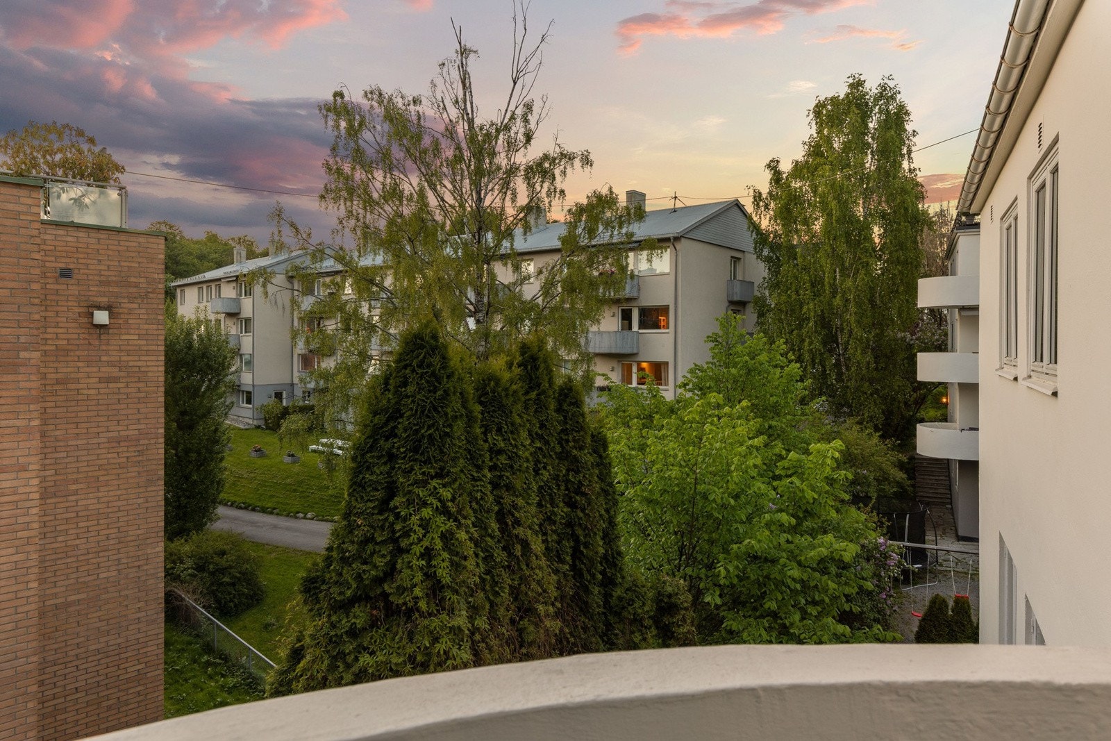 Fra stuen er det utgang til en solrik og idyllisk terrasse på ca. 9 kvm, hvor du kan nyte morgenkaffen eller slappe av i kveldssolen. Galleribilde