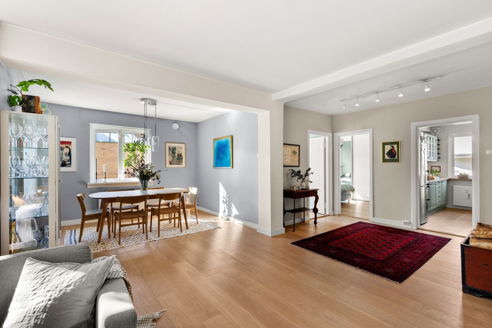 Stuen har en koselig peis og rikelig plass til sofagruppe og et stort spisebord, noe som gjør dette til et perfekt oppholdsrom for både hverdag og selskapeligheter. Galleribilde