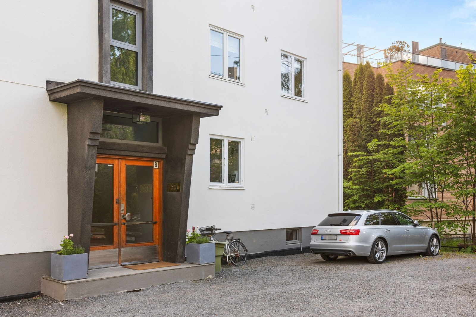 Sameiet har flere p-plasser rett ved inngangen, som leies ut etter ansinitet Galleribilde