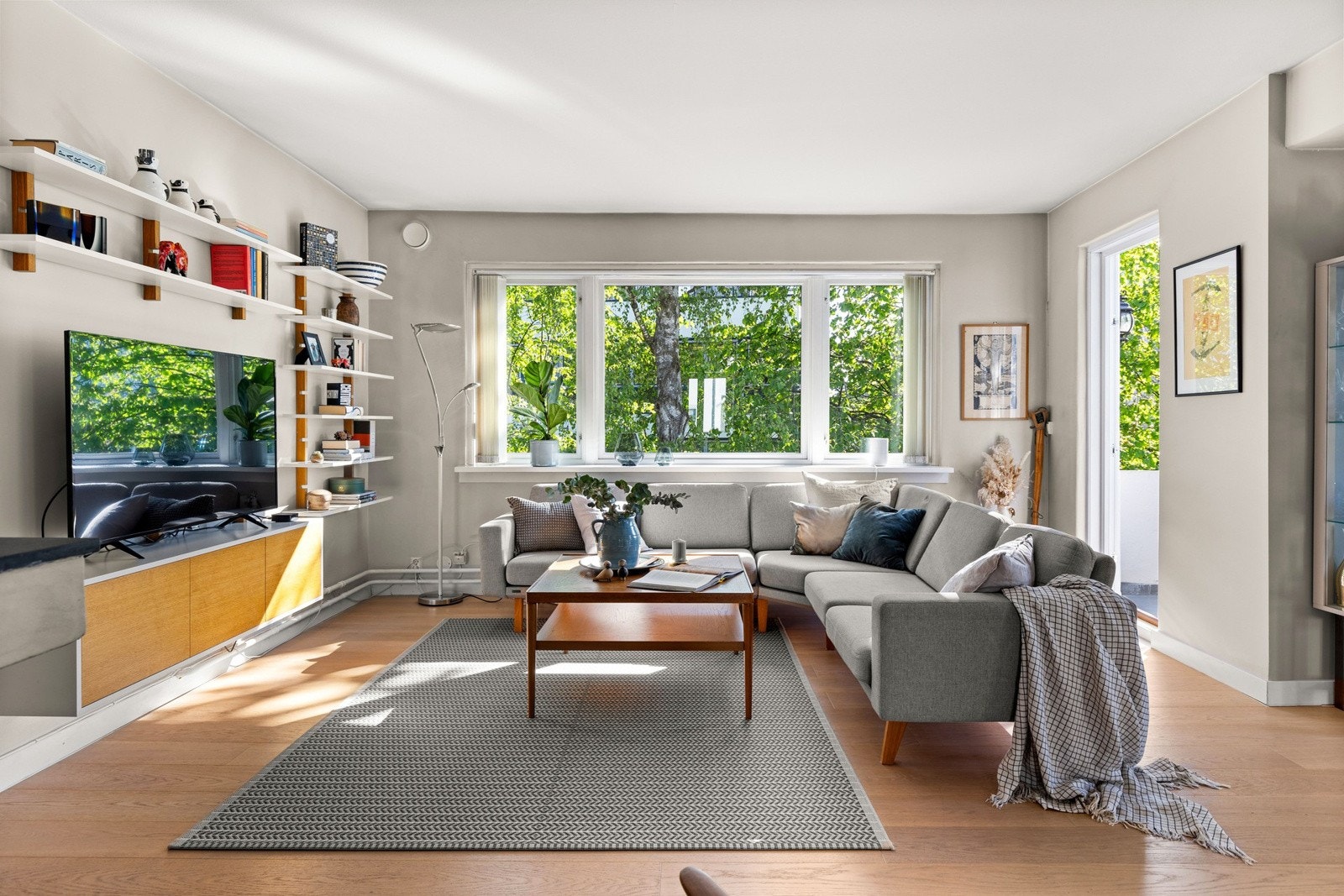 Lys og trivelig stue med god plass til både sofagruppe og spisebord. Vinduer fra 2 vinkler. Peis gir ekstra varme og atmosfære Galleribilde