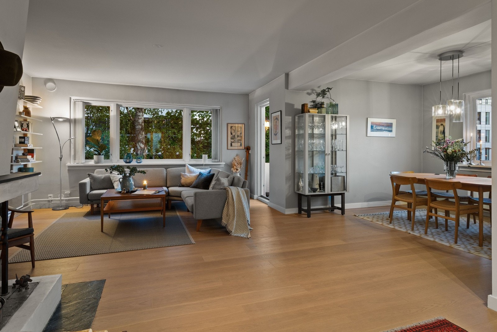 Stuen har en koselig peis og rikelig plass til sofagruppe og et stort spisebord, noe som gjør dette til et perfekt oppholdsrom for både hverdag og selskapeligheter. Galleribilde