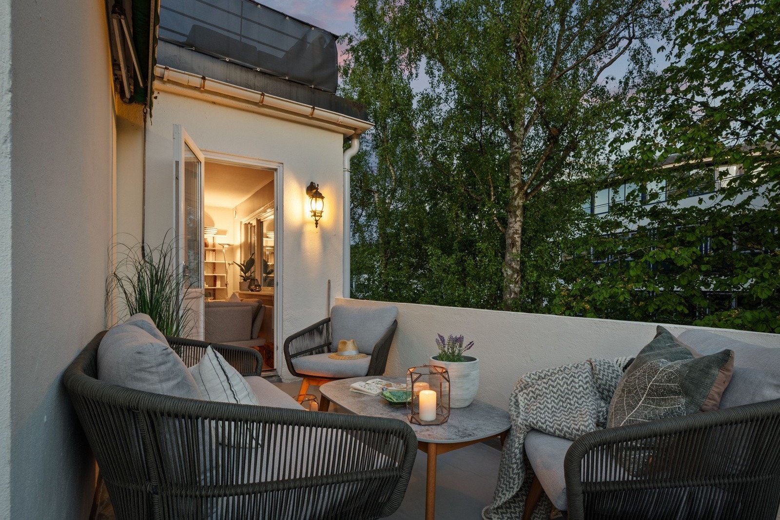 Fra stuen er det utgang til en solrik og idyllisk terrasse på ca. 9 kvm, hvor du kan nyte morgenkaffen eller slappe av i kveldssolen. Galleribilde