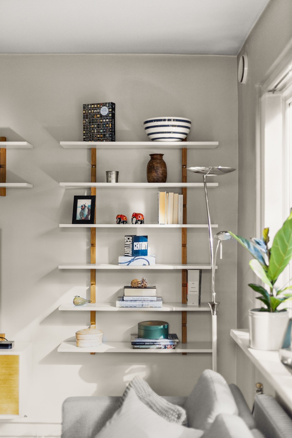 Lys og trivelig stue med god plass til både sofagruppe og spisebord. Vinduer fra 2 vinkler. Peis gir ekstra varme og atmosfære Galleribilde