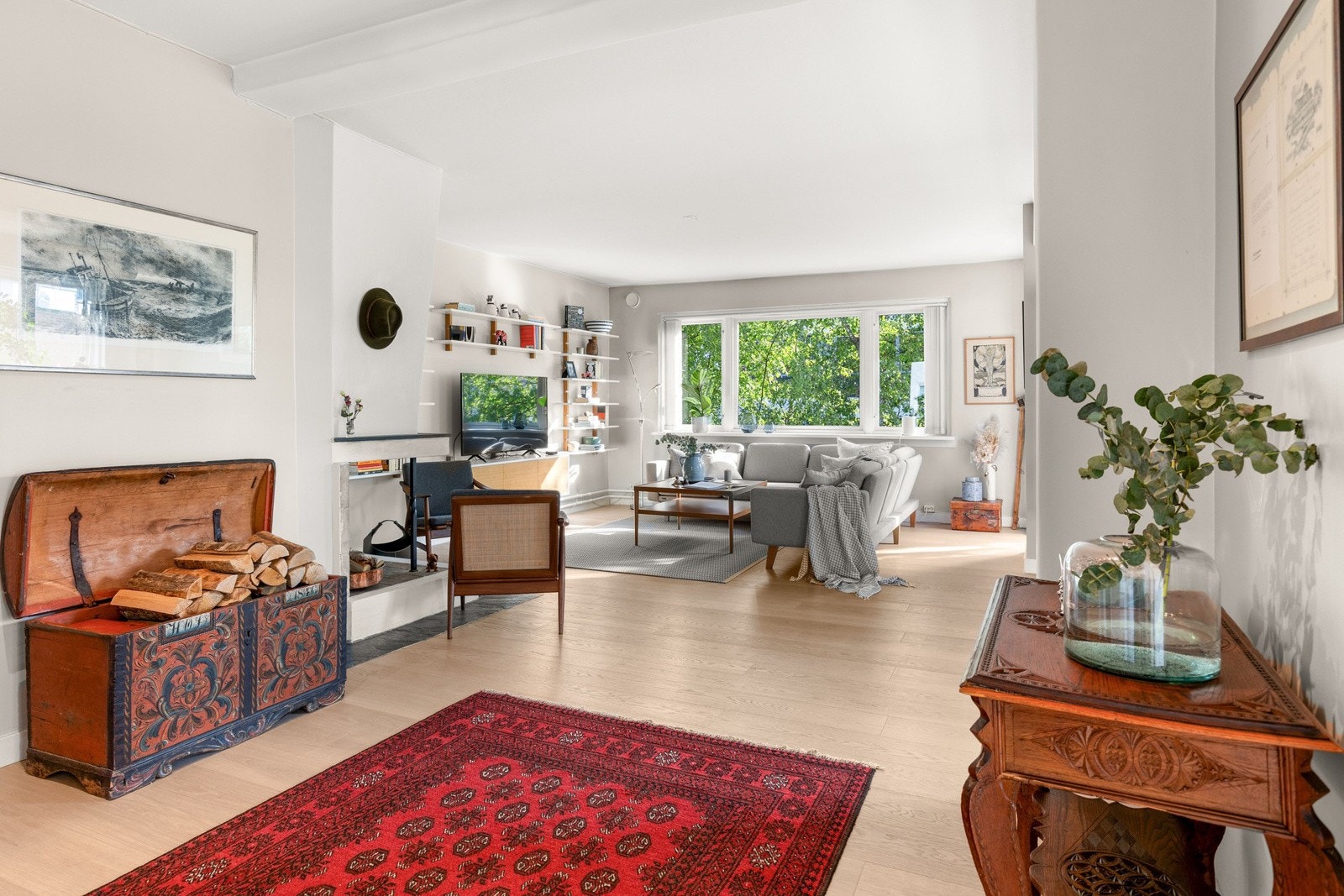 Stuen har en koselig peis og rikelig plass til sofagruppe og et stort spisebord, noe som gjør dette til et perfekt oppholdsrom for både hverdag og selskapeligheter. Galleribilde