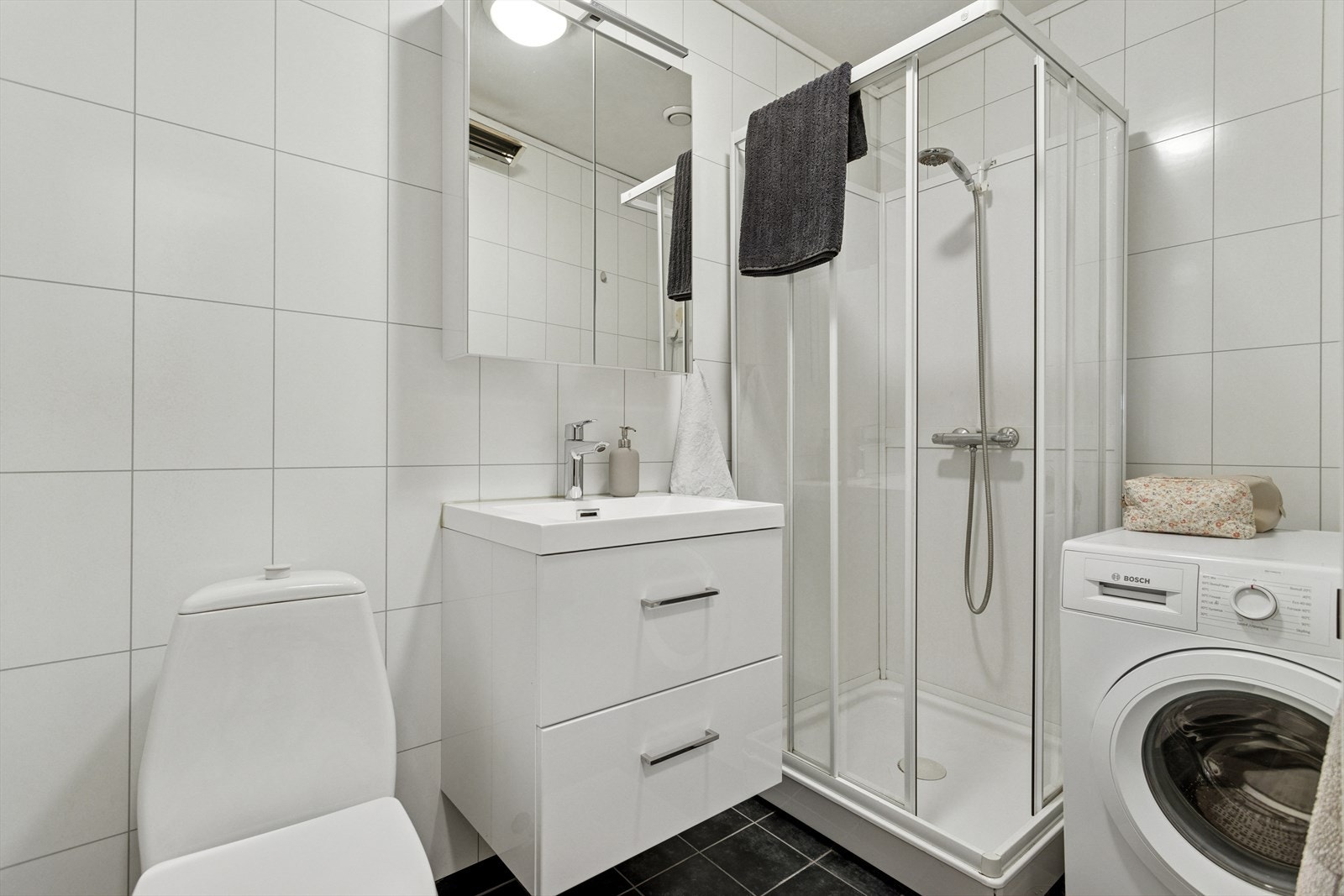 Rommet kombineres også fint som vaskerom med opplegg til vaskemaskin. Galleribilde