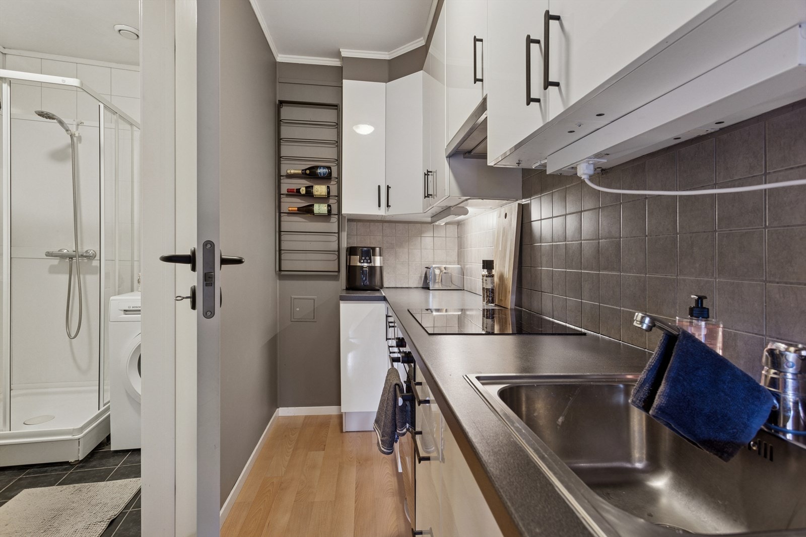 Her er det god skap- og benkeplass. Galleribilde