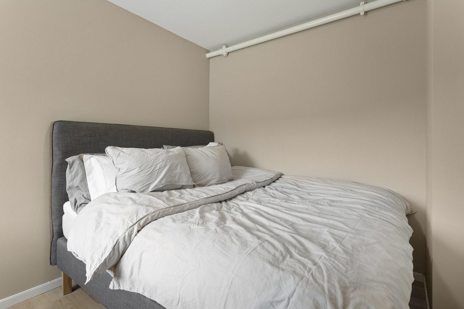 Stort soverom på ca. 9,2m². Galleribilde