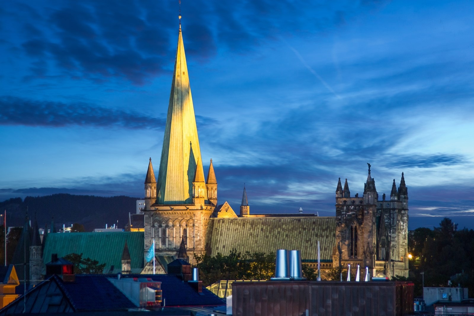 Dette er den perfekte leiligheten for deg som ønsker å bo sentralt med gode bussforbindelser, butikker og skoler like ved leiligheten i hjertet av Trondheim. Galleribilde