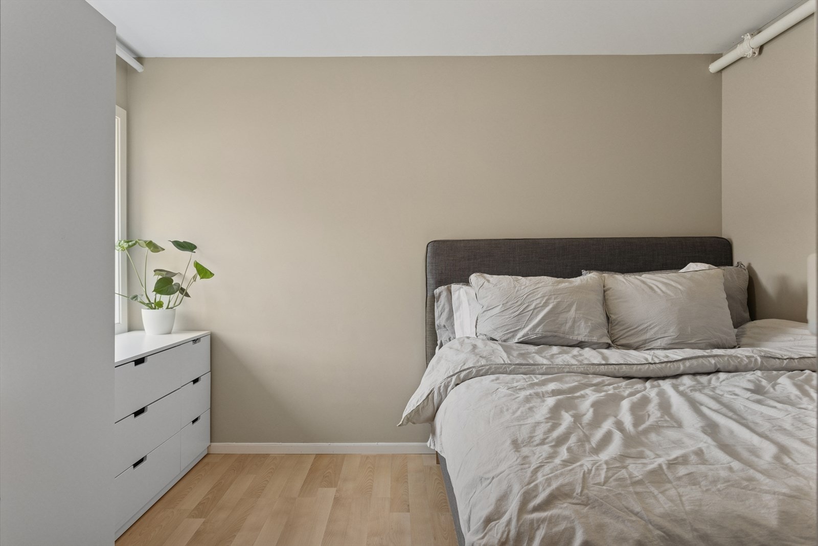 Her har man god plass til seng av god størrelse og garderobeløsning. Galleribilde