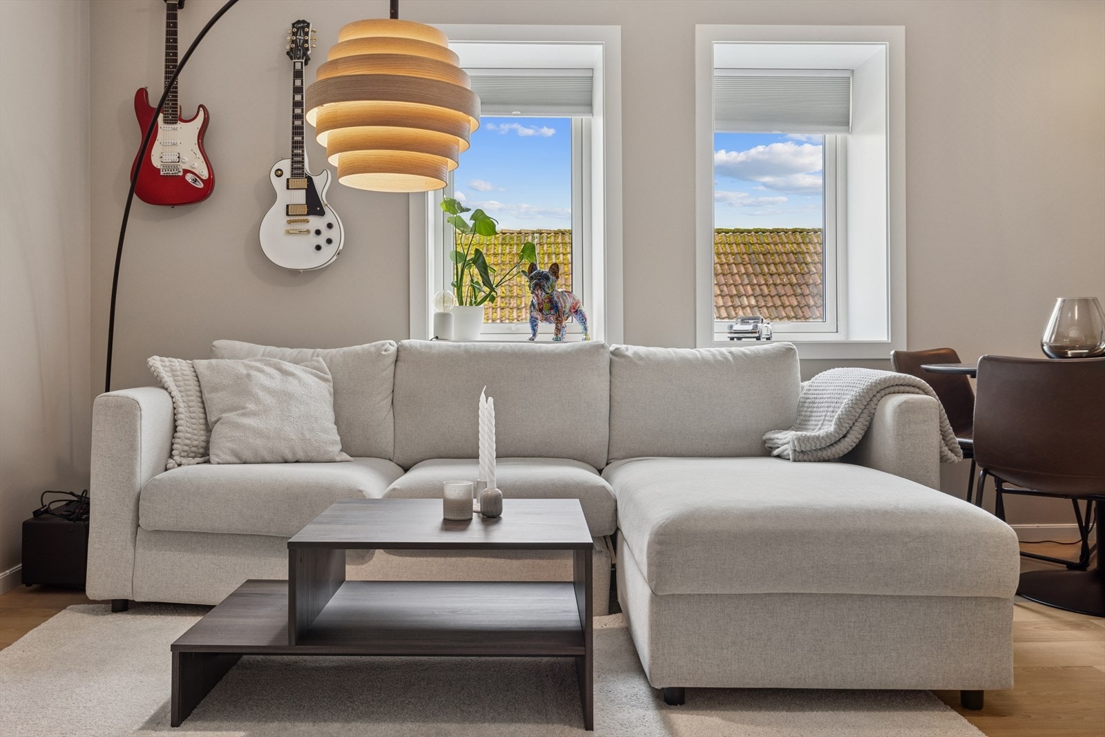 Leiligheten har store vindusflater som gir mye naturlig lysinnslipp og bidrar til en behagelig romfølelse. Galleribilde