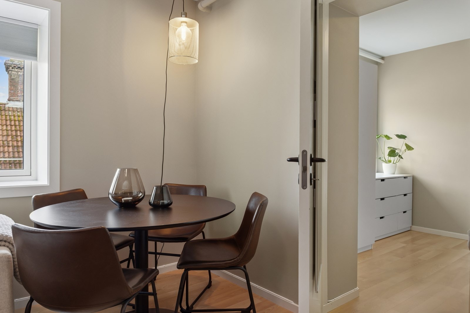 Spisebordet finner sin naturlige plassering i stuen ved sofagruppen. Galleribilde