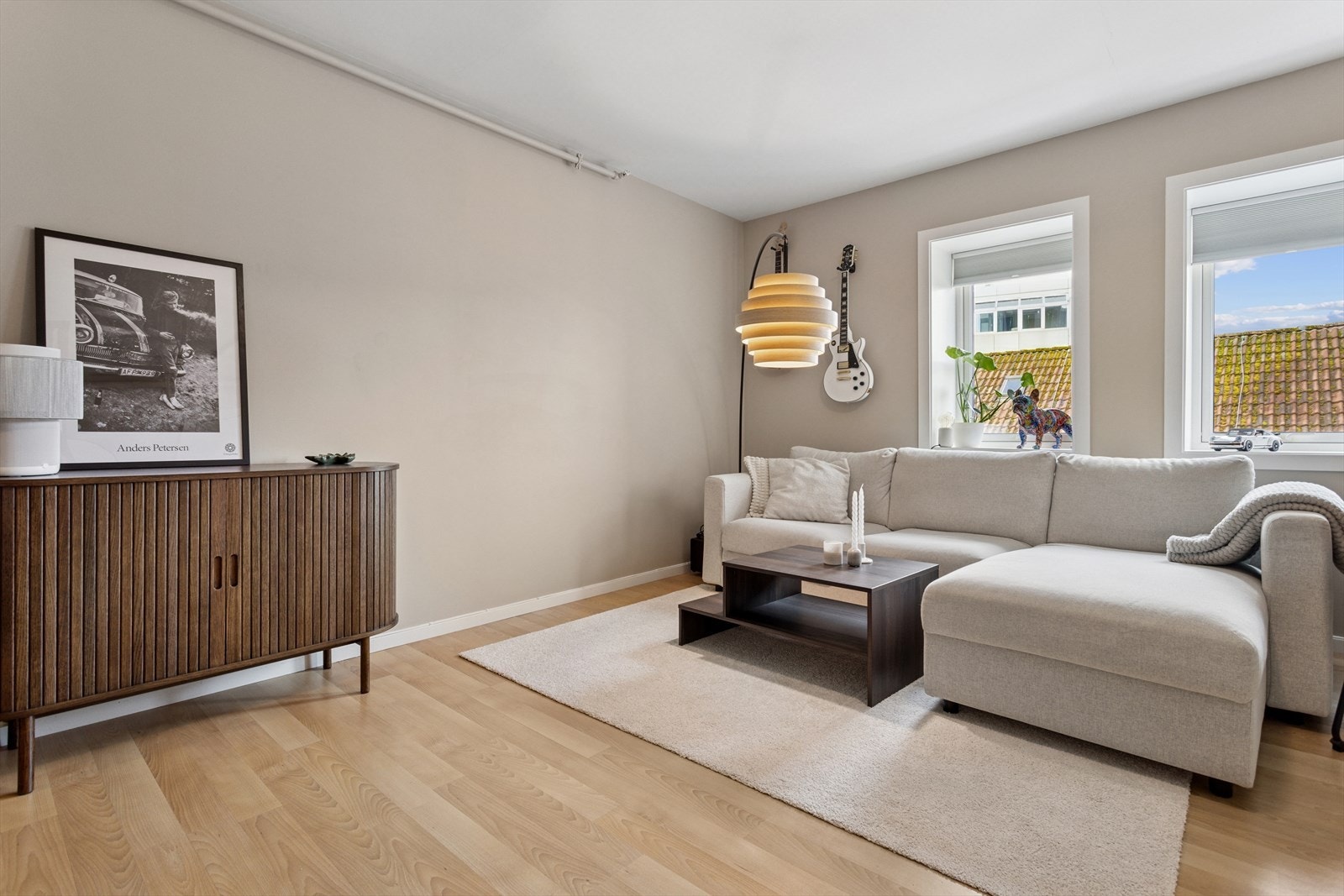 Stuens gode utforming og de tidløse fargevalgene på vegger legger et godt grunnlag for å innrede rommet etter eget ønske. Galleribilde