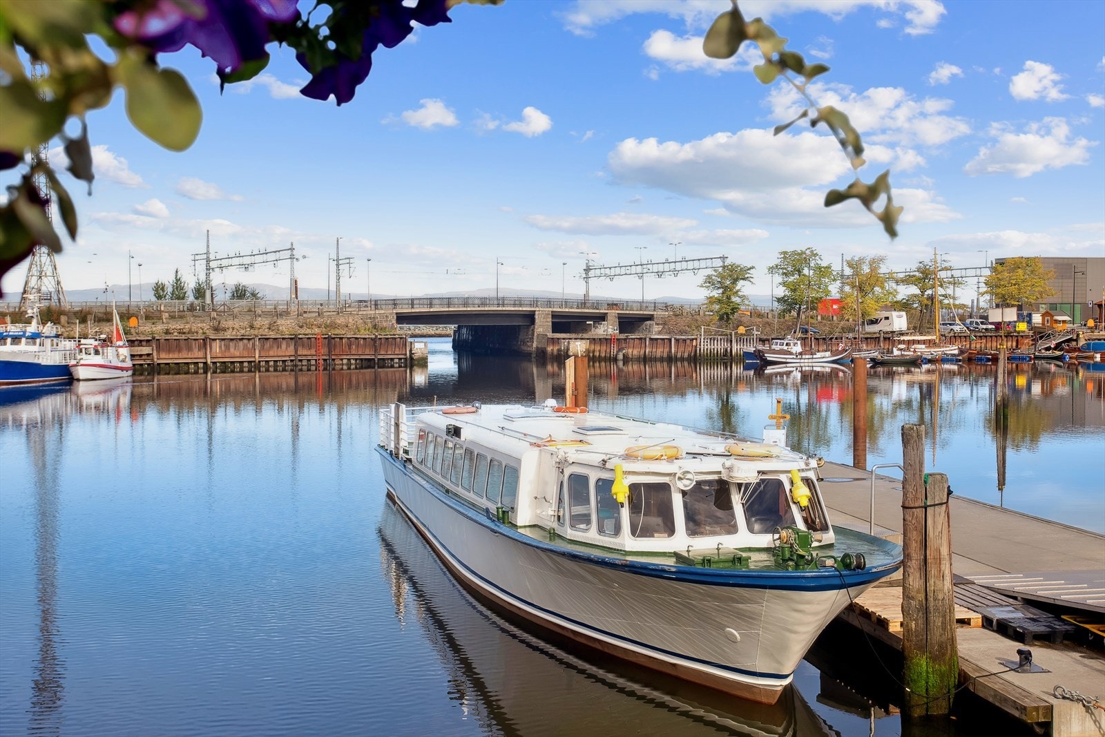 På varme sommerdager kan du ta turen ned til Ravnkloa, og ta båten ut til Munkholmen. Galleribilde