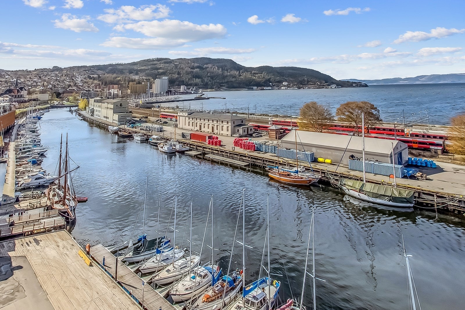 Studiesteder som NTNU Gløshaugen Dr. Mauds, St. Olavs, Norges Handelshøyskole og BI har ca. 20 minutters gangavstand fra leiligheten. Galleribilde