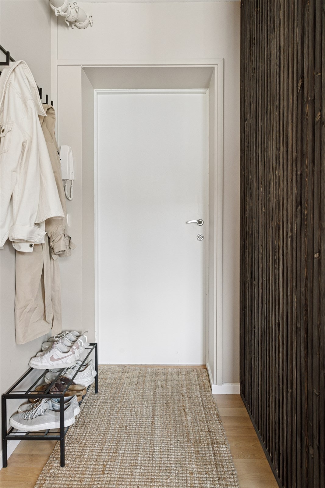 Entréen har god plass til å henge fra seg ytterbekledning. Velkommen inn! Galleribilde