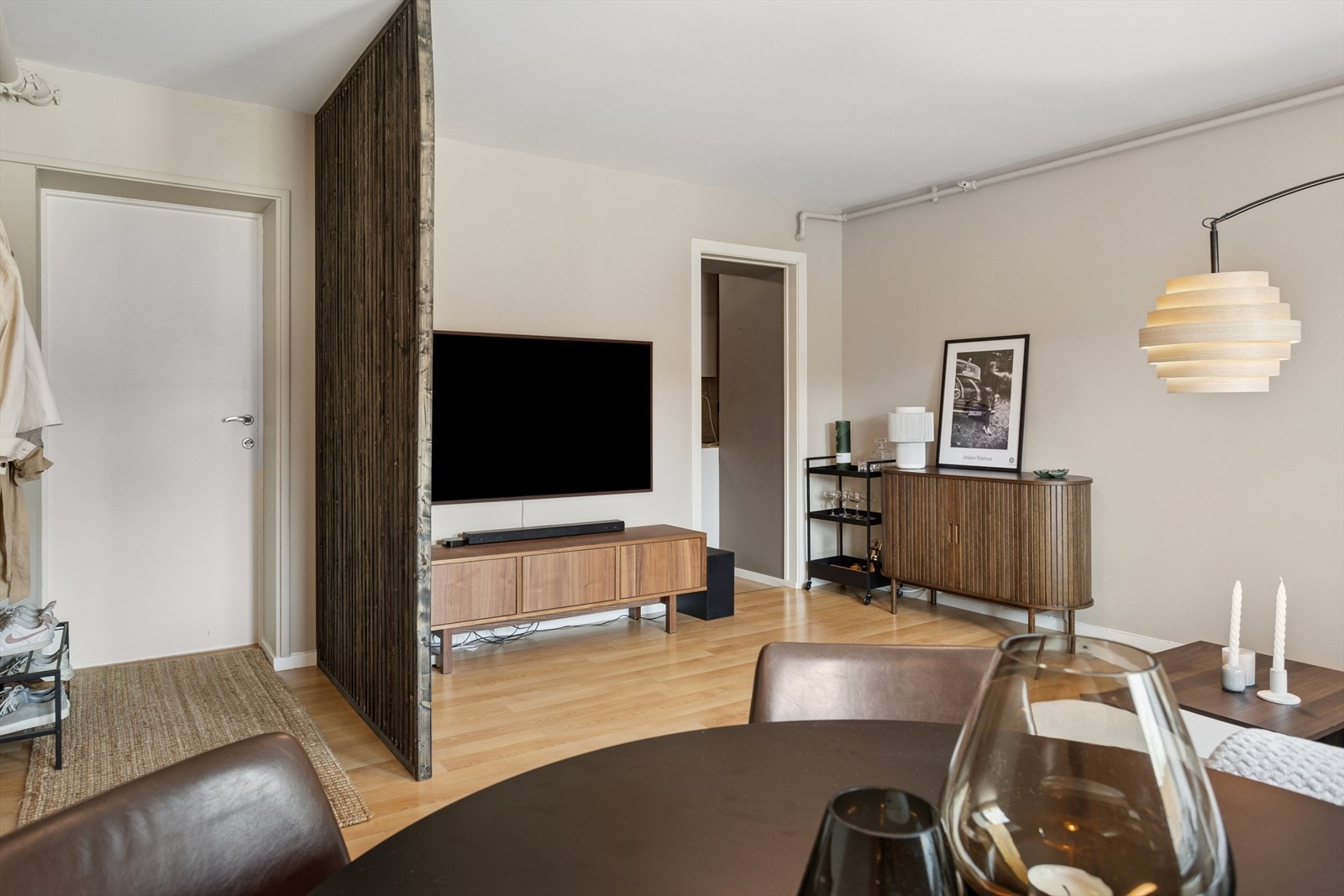 Pen og praktisk spilevegg er montert for å gi flere soner i leiligheten. Galleribilde