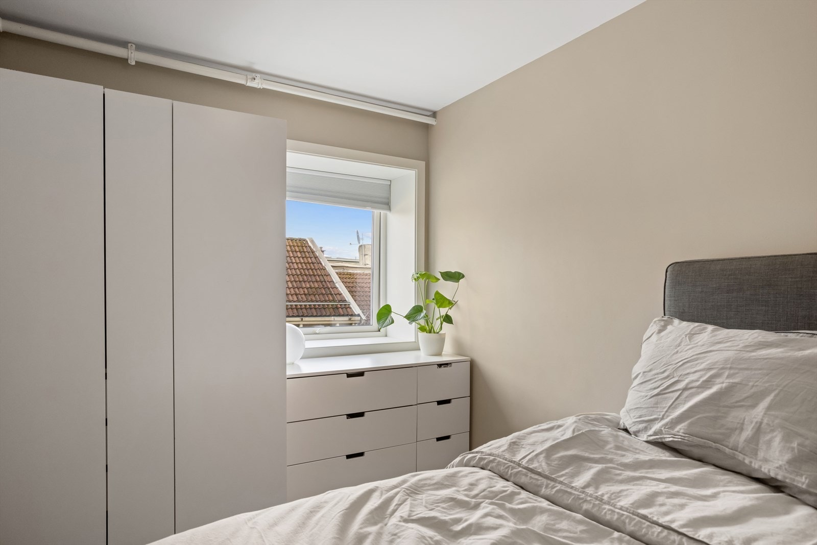 Soverommet er vendt ut mot rolig gate. Galleribilde