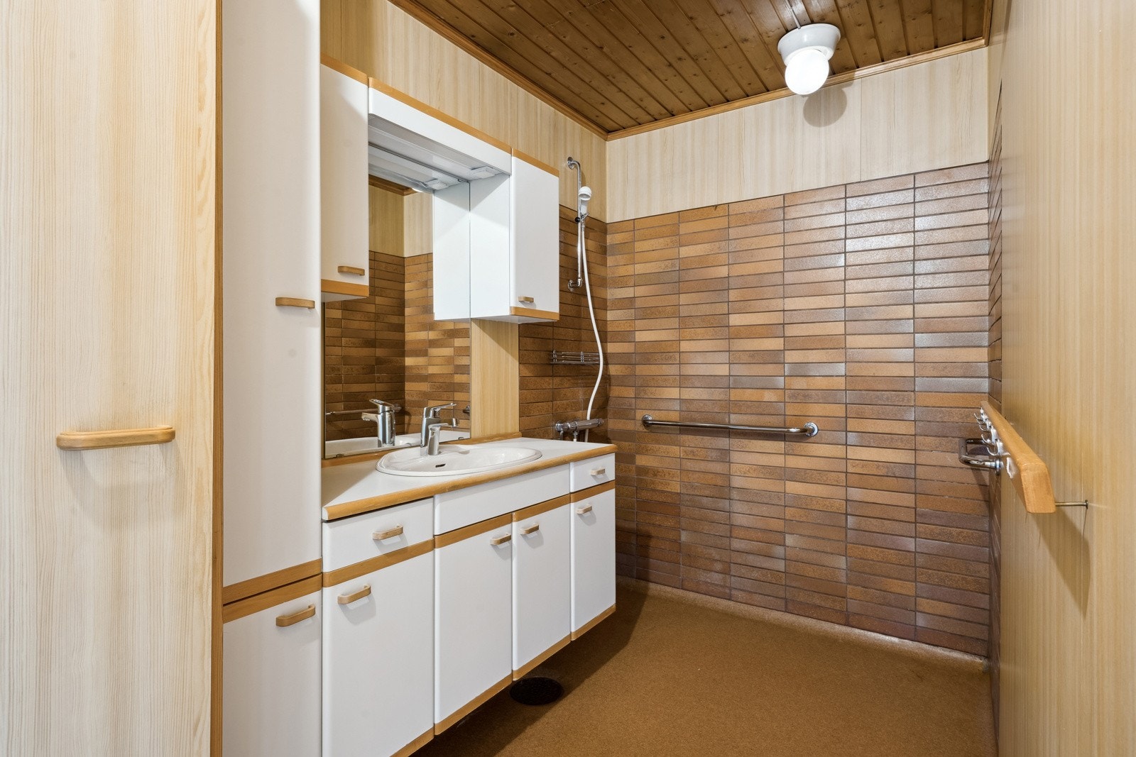 God størrelse på badet som er av eldre dato. Galleribilde