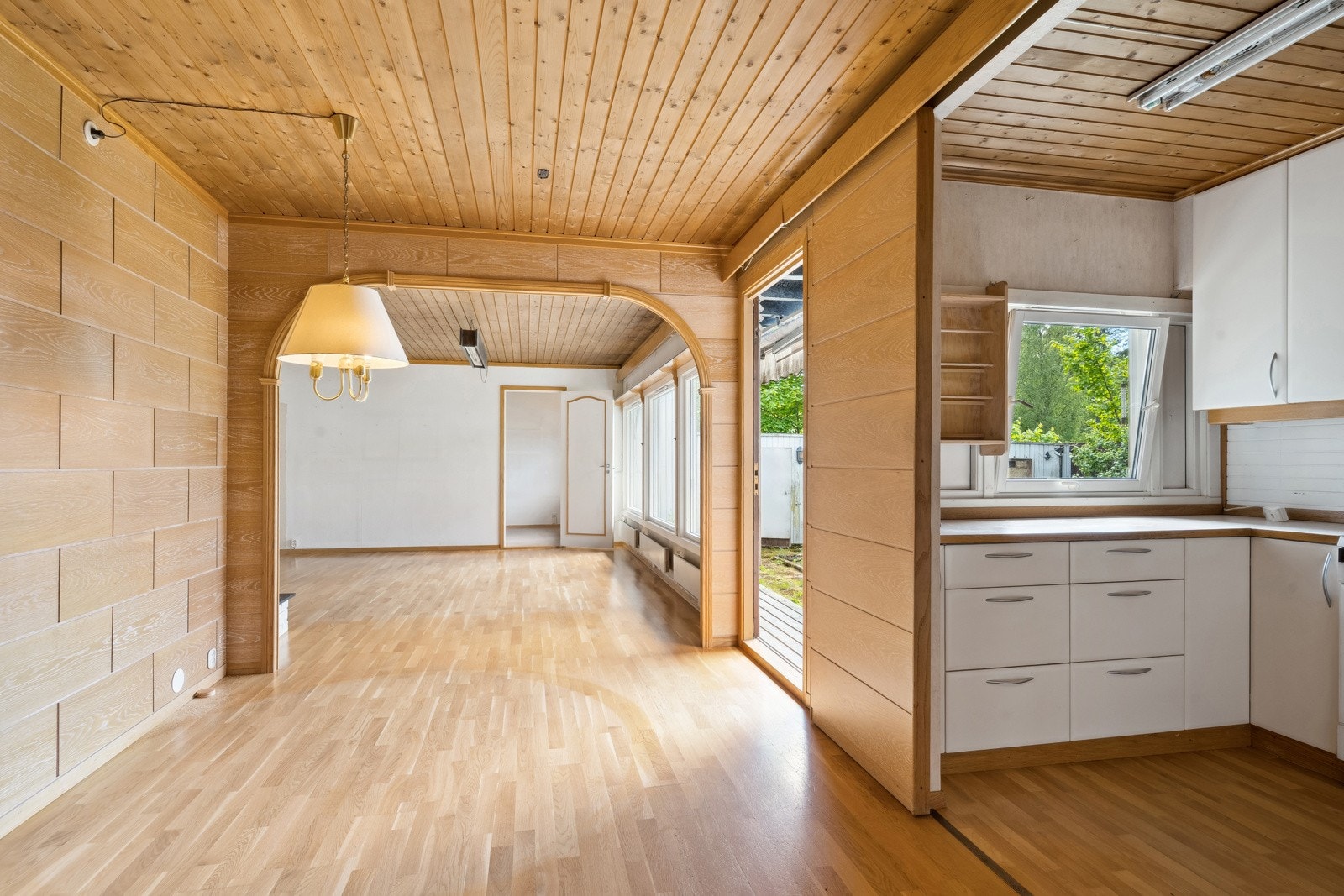 Stue, kjøkken og hall. Galleribilde