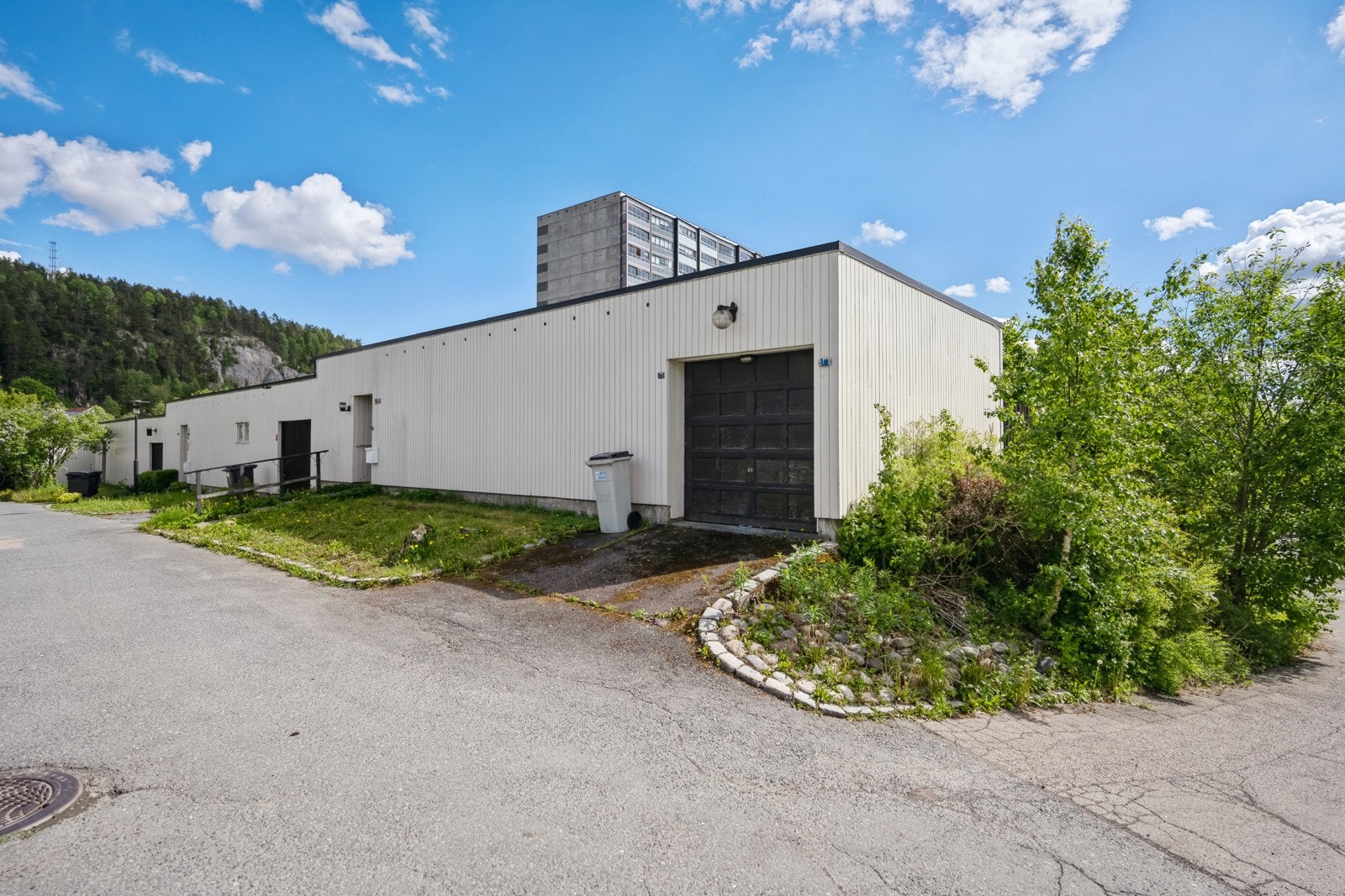 Garasje for en bil, naturlig plass for en ekstra bil foran egen garasjeport. Galleribilde