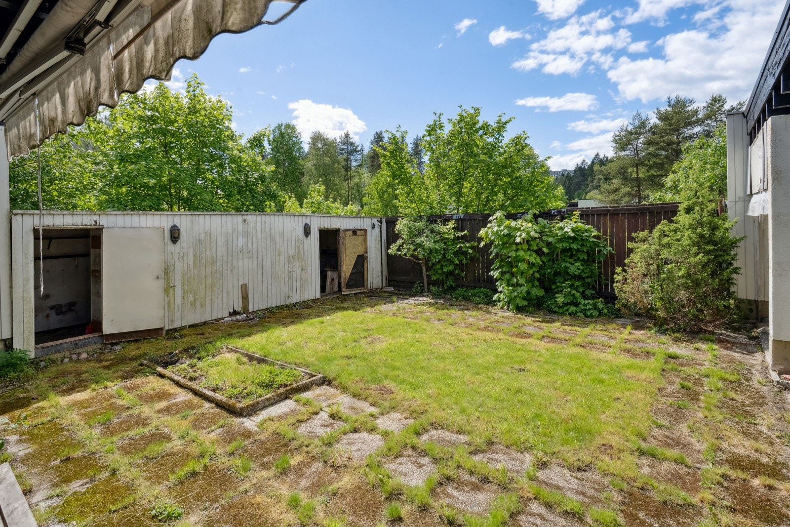 Lag din egen oase av møbler, blomster, øvrig beplantning i atriumet. Galleribilde
