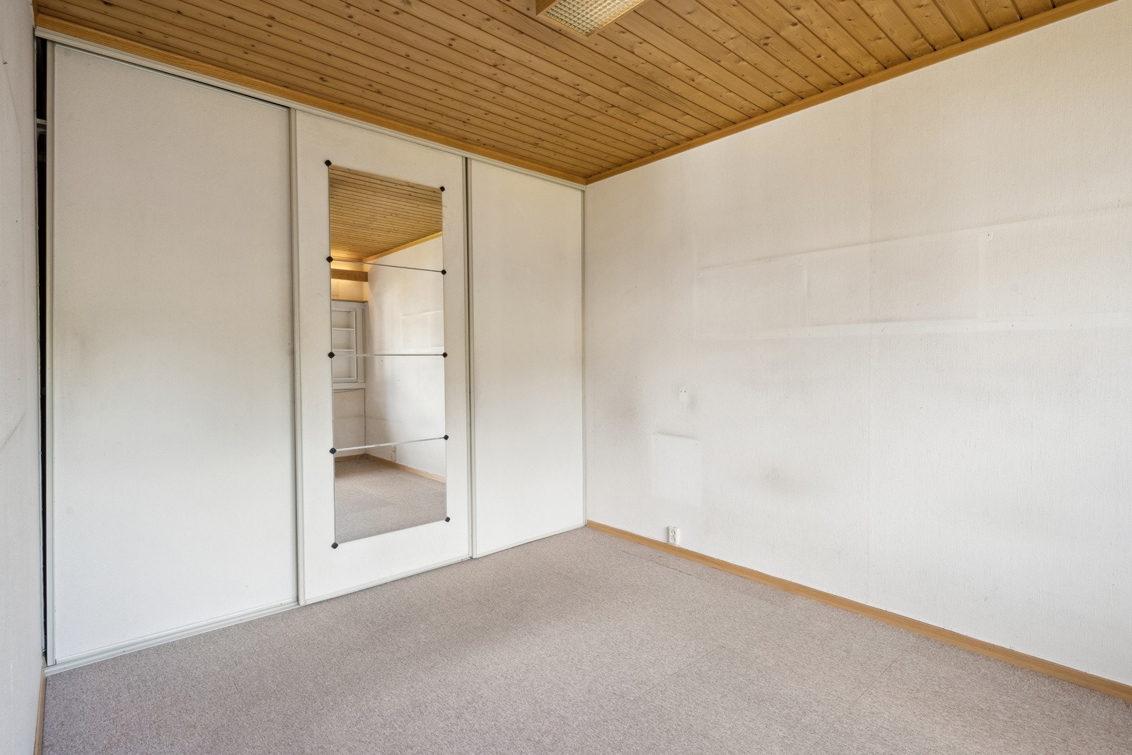 Hel vegg i hovedsoverom med skyvedørsgarderobe. Galleribilde