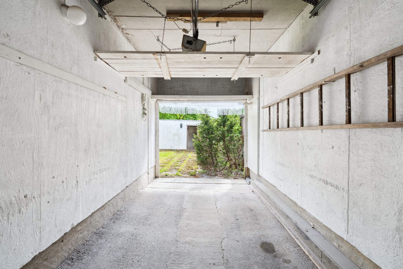 Åpent fra garasjen og inn i atrium. Galleribilde