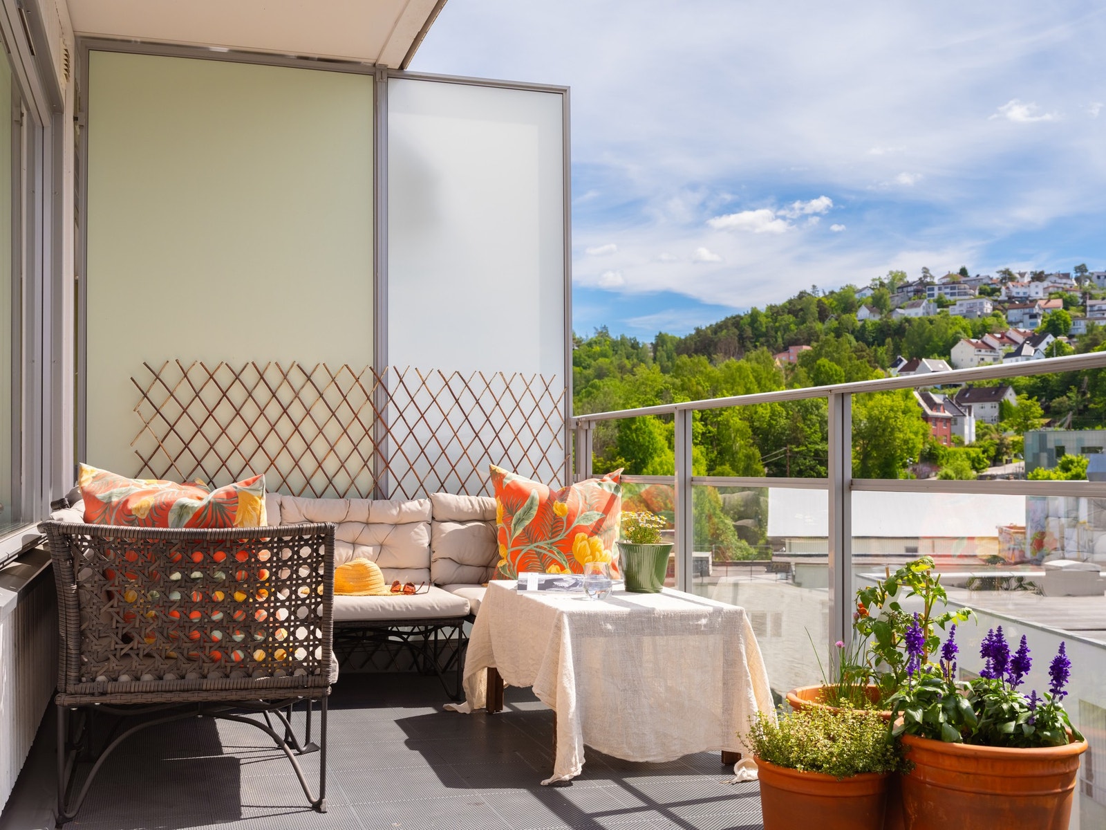 Fra balkongen er det hyggelig utsyn mot Ekebergåsen, i tillegg til at beliggenheten byr på lite innsyn. Galleribilde