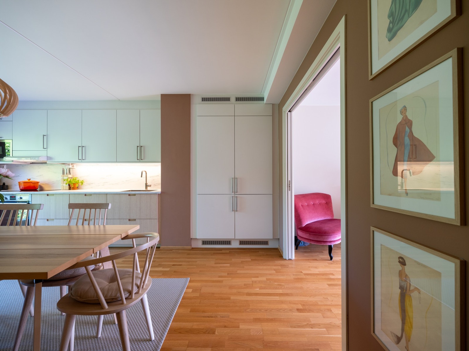 Integrerte hvitevarer som oppvaskmaskin, kjøleskap, fryseskap, ovn og mikrobølgeovn medfølger Galleribilde