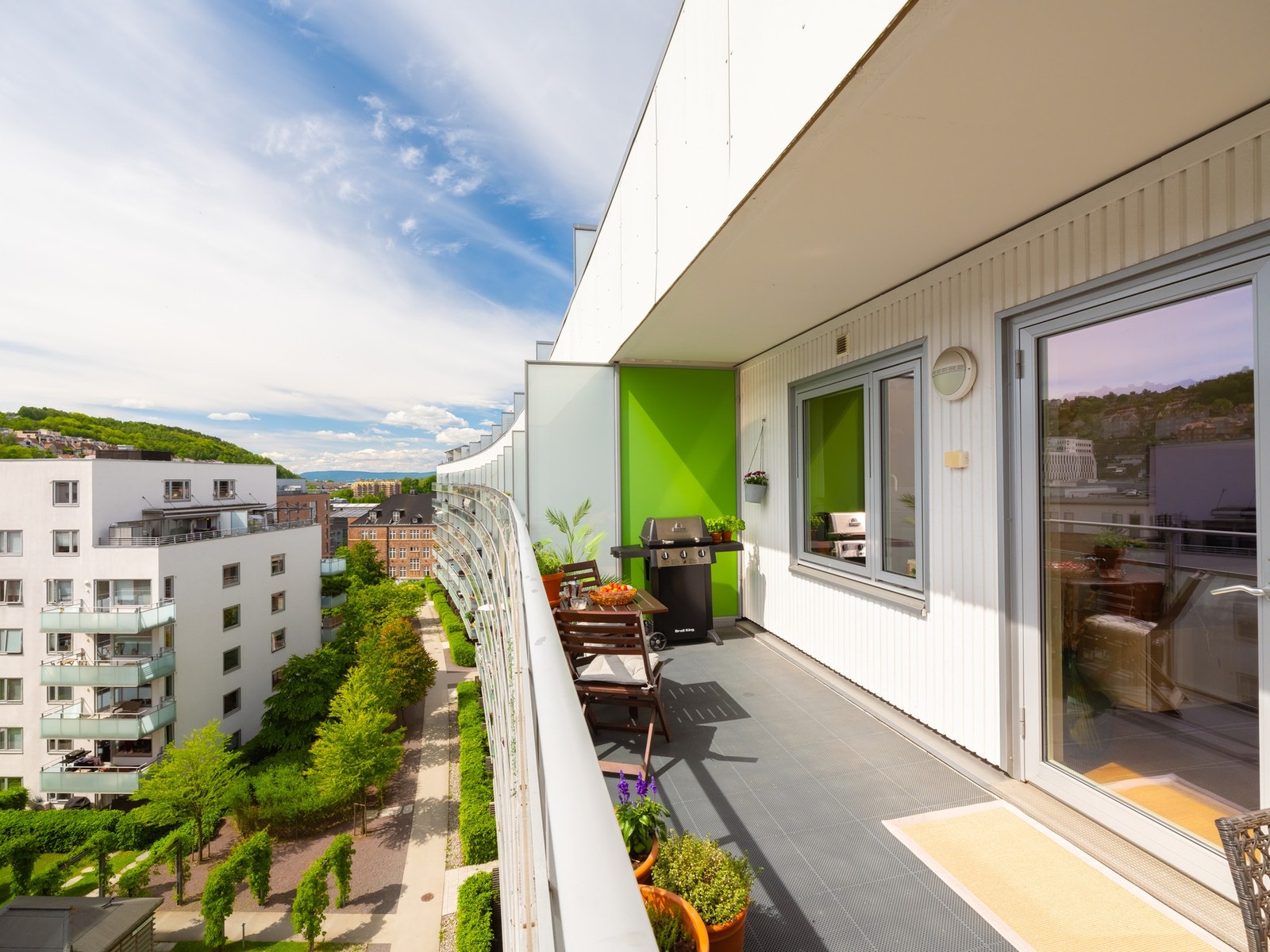 Silje Midtseim-Dammen ved EIE Løren ønsker velkommen til Turbinveien 14! Galleribilde