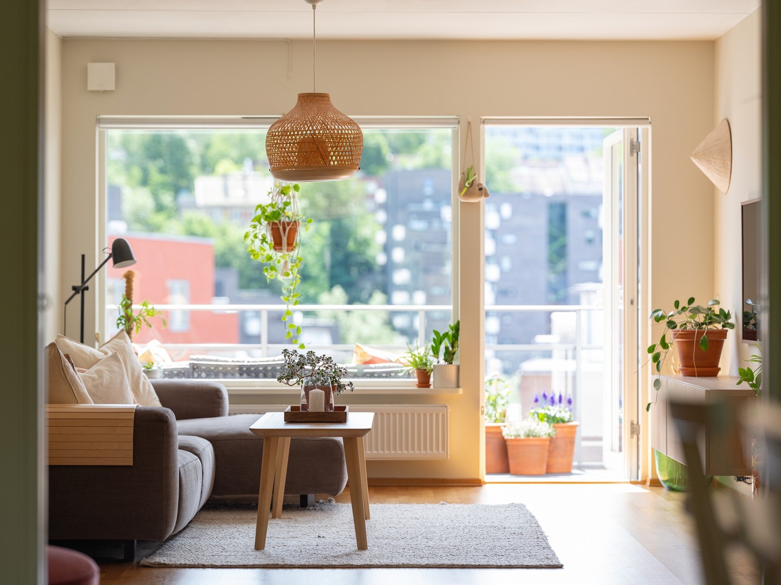 Store vindusflater kombinert med gjennomgående planløsning gir godt med naturlig lysinnslipp. Galleribilde