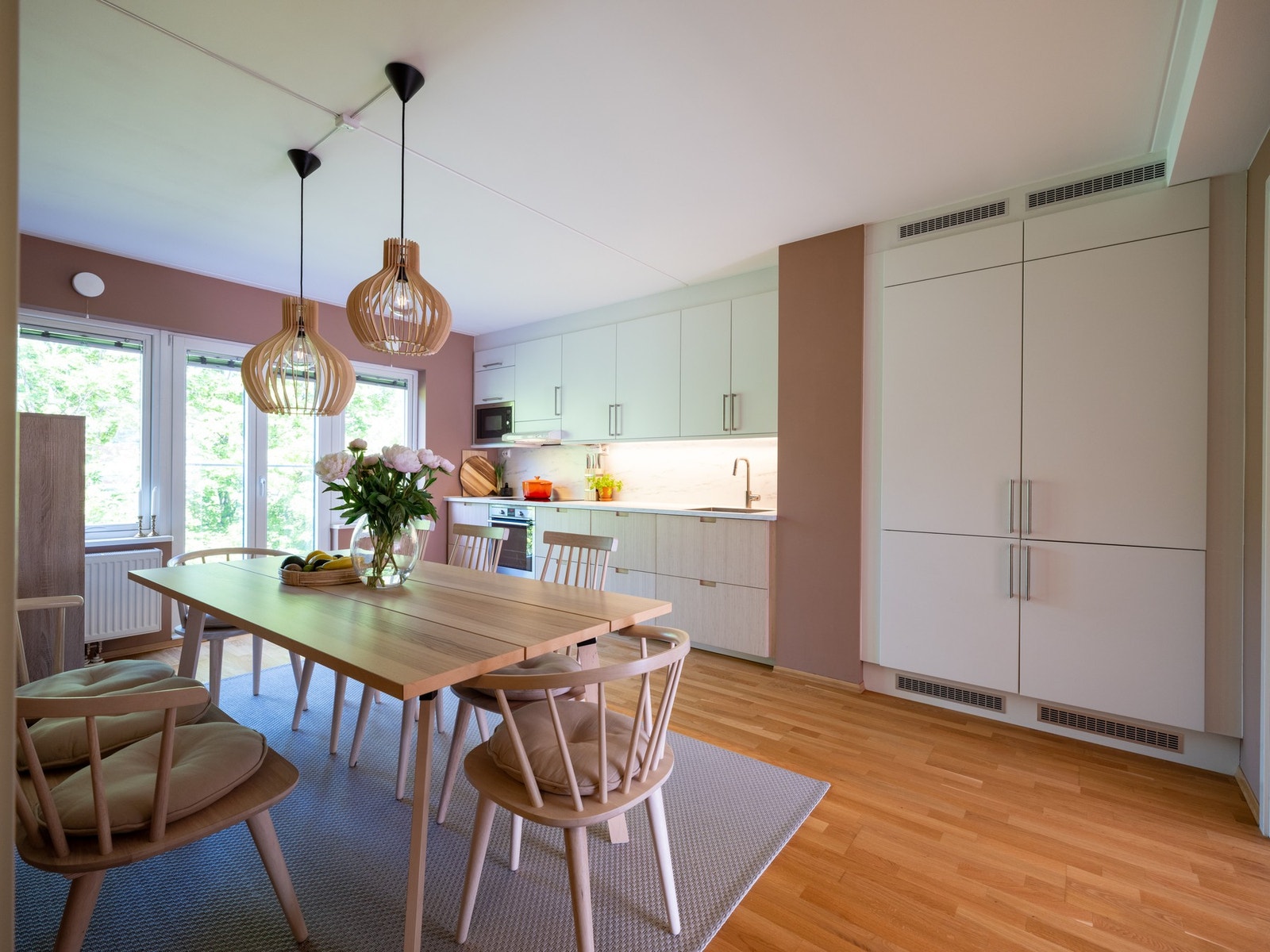 Innredningen består av glatte fronter i hvit utførelse samt tremønstrede fronter. Galleribilde