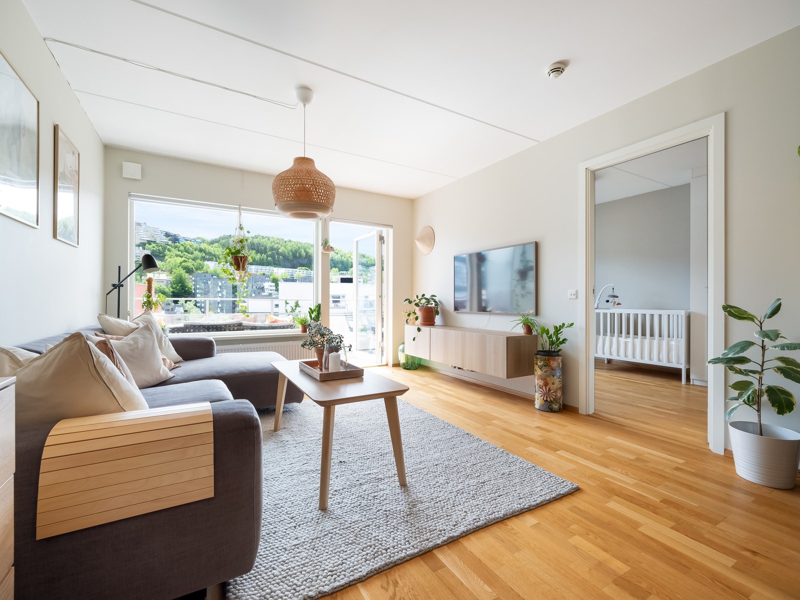 Boligens stue er av god størrelse og byr på flere møbleringsmuligheter. Galleribilde