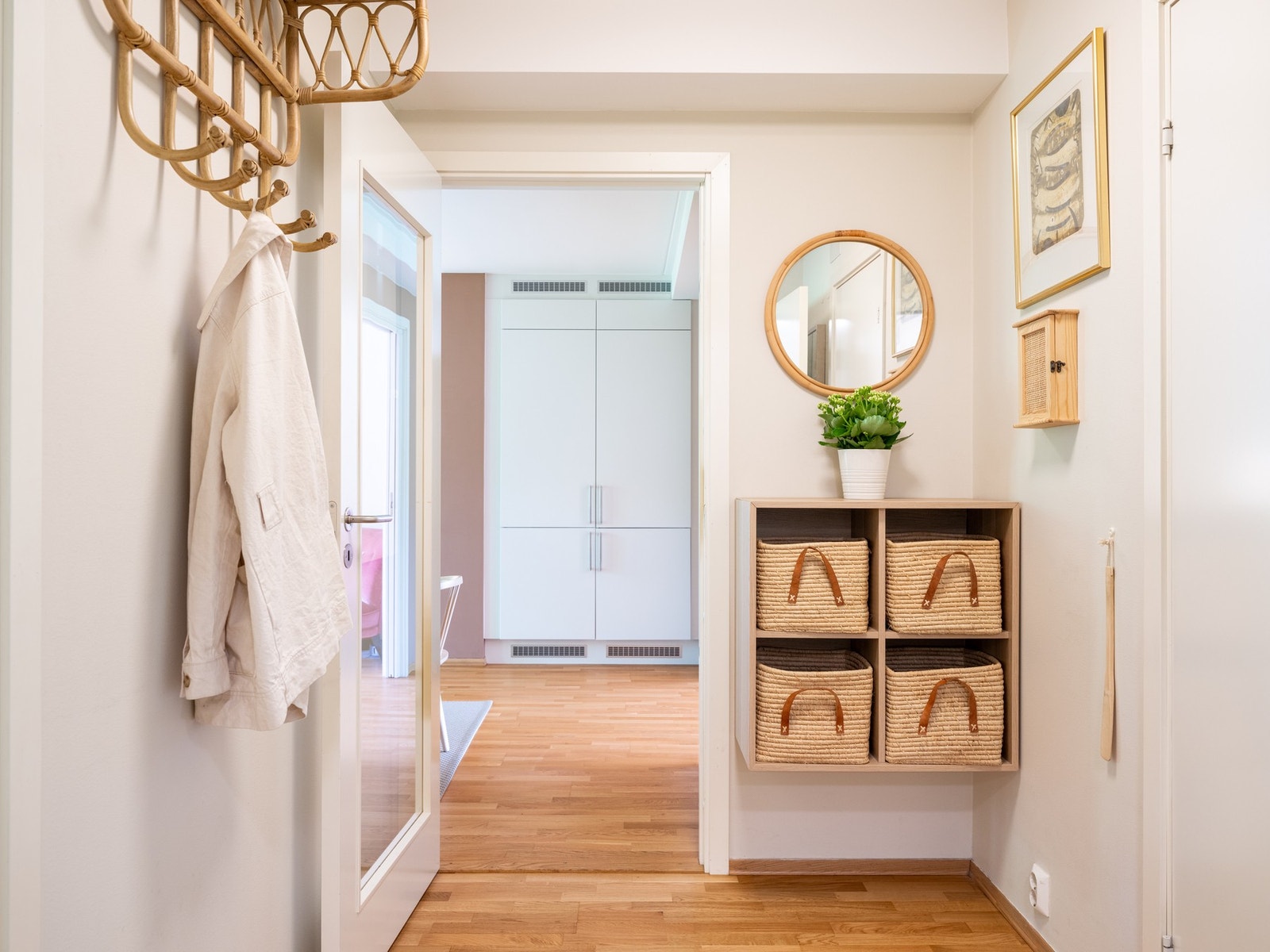 Boligen har en lys og pen entré med plass til skostativ, knaggrekker og annet. Av ekstern lagring medfølger det en kjellerbod på 6 kvm. Galleribilde