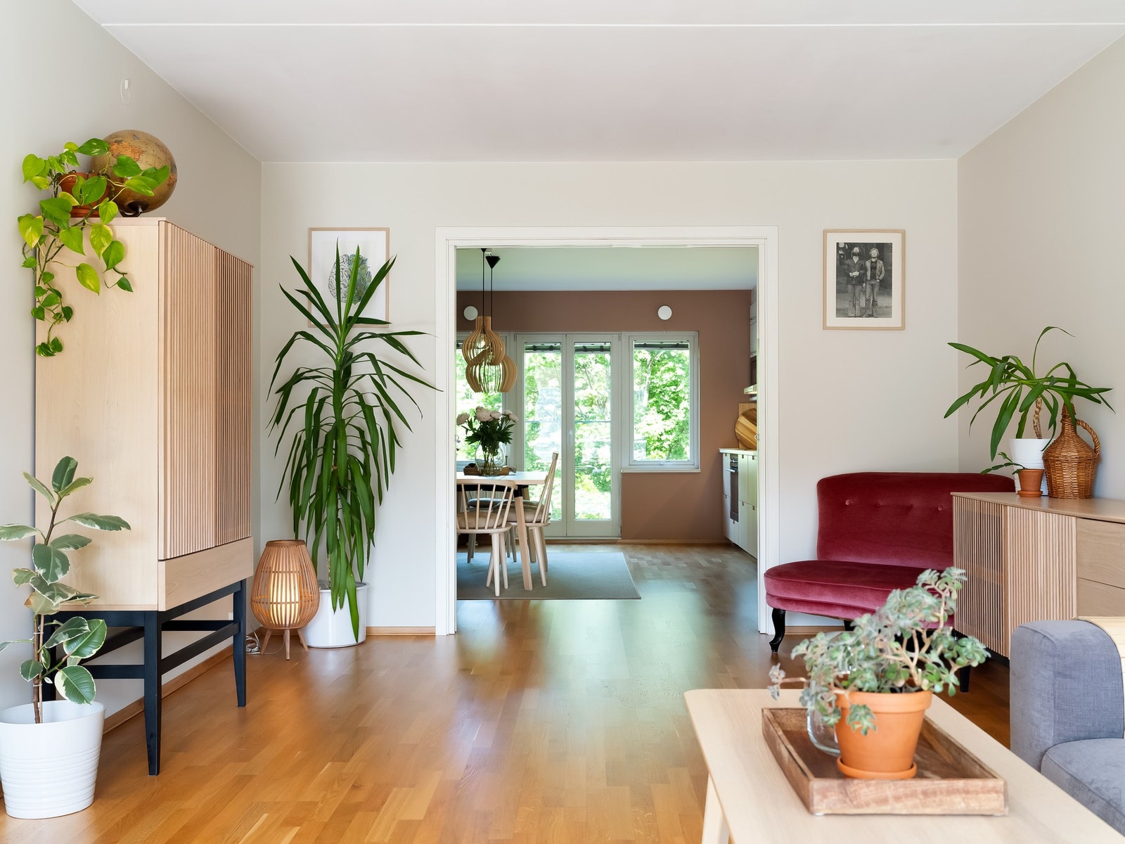 Stuen er i en delvis åpen løsning mot kjøkkenet. Galleribilde