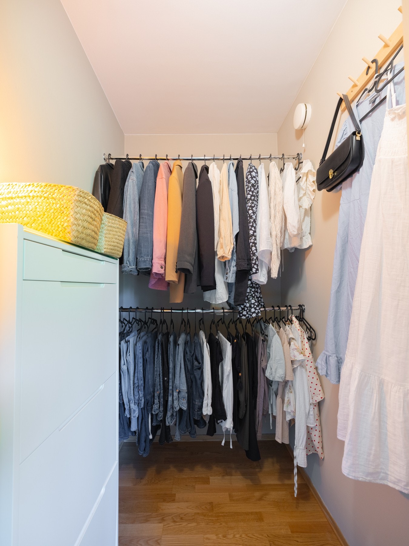 Innenfor soverommet er det et praktisk walk-in-closet på to kvm som byr på godt med oppbevaring for klær og annet. Galleribilde